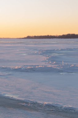 Nehir manzarasının karlı kıyısında. Kış kar sahnesi. Karda kış nehri. Mırıldanmalar. Bir buz yığını..