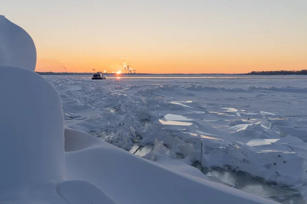 Sulla Riva Innevata Del Paesaggio Fluviale Scena Neve Invernale Fiume — Foto Stock