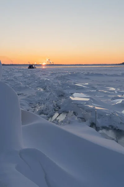 Sulla Riva Innevata Del Paesaggio Fluviale Scena Neve Invernale Fiume — Foto Stock