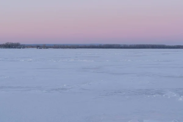 Sulla Riva Innevata Del Paesaggio Fluviale Scena Neve Invernale Fiume — Foto Stock