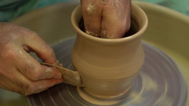 The potter works on a pottery wheel. Clay bowls made of soft colored clay — Stock Video