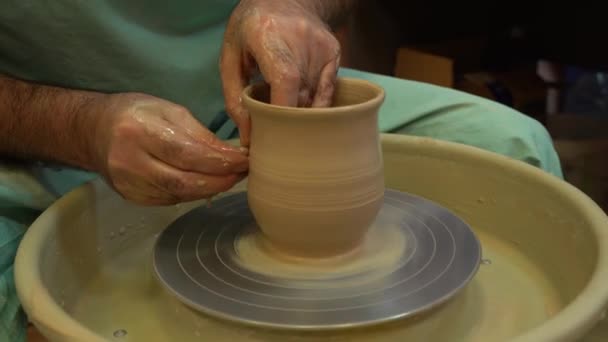 Il vasaio lavora su una ruota di ceramica. Ciotole di argilla in morbida argilla colorata — Video Stock