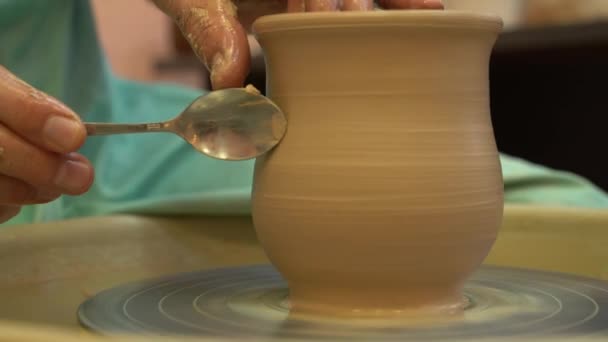 Krukmakaren jobbar på ett keramikhjul. Lera skålar gjorda av mjuk färgad lera — Stockvideo