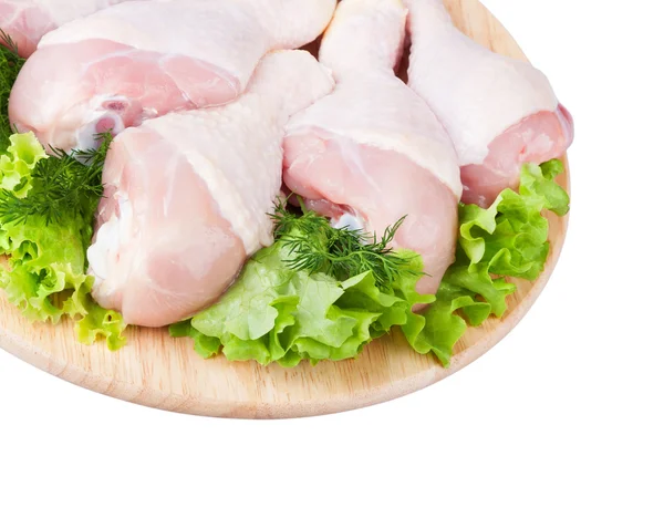 Jambes de poulet crues avec salade verte — Photo