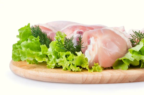 Jambes de poulet crues avec salade verte — Photo