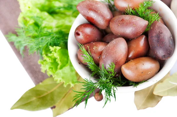 Salada verde e azeitonas salgadas pretas — Fotografia de Stock