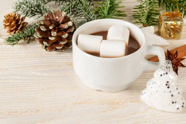 Horká Čokoláda Nebo Kakaový Nápoj Marshmallow Bílém Šálku Dekoracemi Dřevěném — Stock fotografie