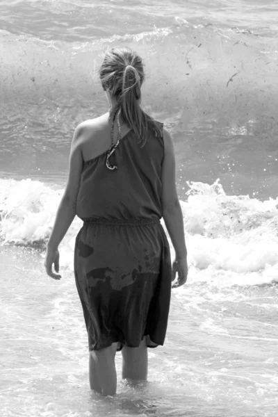 Adolescente chica en la playa — Foto de Stock