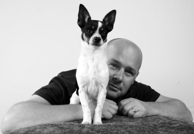 adam evde beslenen hayvan chihuahua ile