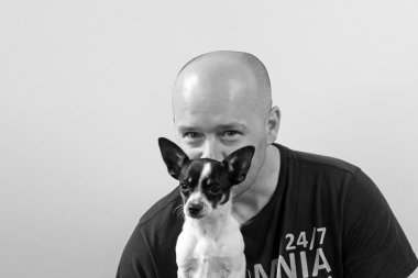 adam evde beslenen hayvan chihuahua ile