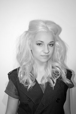 Güzel sarışın kız.