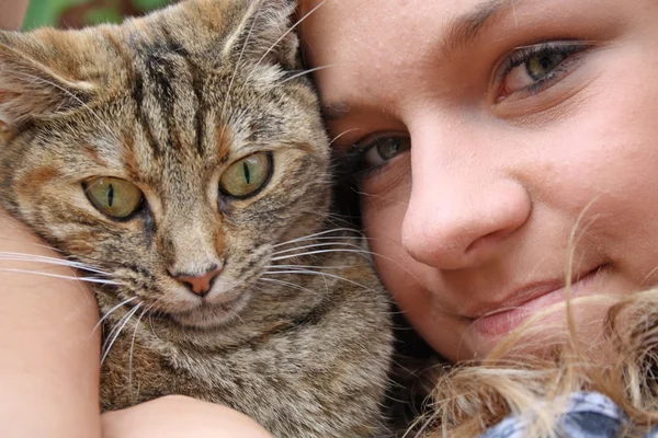 Fille avec chat — Photo