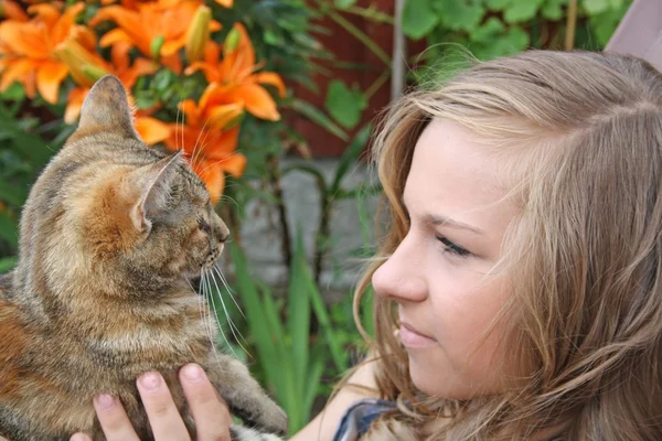 ผู้หญิงกับแมว — ภาพถ่ายสต็อก