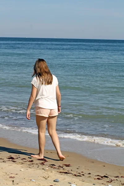 Fille sur la plage — Photo