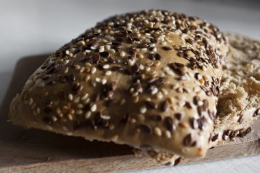 ahşap tahta üzerinde topuz kesim