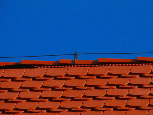 Azulejo rojo y protección contra rayos — Foto de Stock