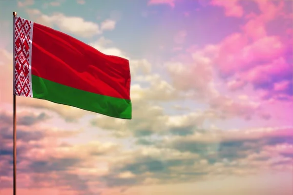 Renkli Bulutlu Gökyüzü Arkaplanı Üzerine Yazdığınız Metin Için Belarus Dalgalanan — Stok fotoğraf