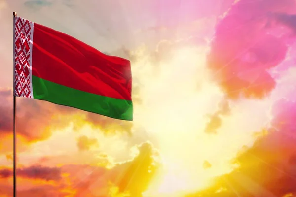 在左上角挂着飘扬的白俄罗斯国旗 为您提供美丽多彩的日落或日出背景信息 — 图库照片
