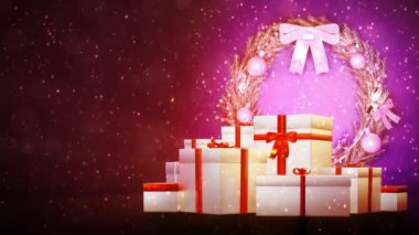 Yeni yıl çelengi ve düşen karla birlikte mevcut kutu yığını