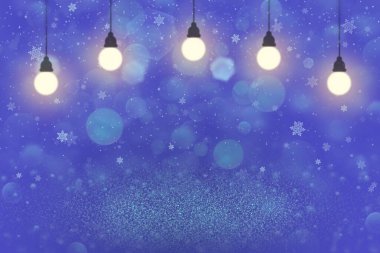 Hoş, soyut, parlak arka plan parıltısı ampulleri ve düşen kar taneleri olan ışıltılı ışıklar. Odaklanamayan bokeh sineği - içeriğiniz için boş boşluklu kutlama modeli dokusu