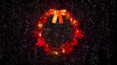 Renkli arka planda yağan karla süslenmiş Noel çemberi