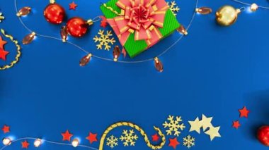 Krom ekranda sürpriz hediye kutusu olan yeni yıl arkaplanı, izole edilmiş - döngü video