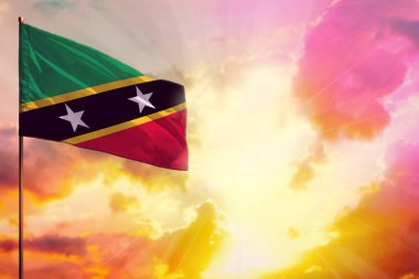 Sol üst köşede dalgalanan Saint Kitts ve Nevis bayrağı. Rengarenk günbatımı ya da gündoğumu hakkında bilgi edinebileceğiniz bir yer..