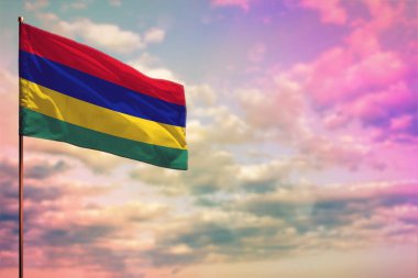 Renkli bulutlu arkaplan üzerine yazdığınız metin için Mauritius bayrağının dalgalanan maketi.