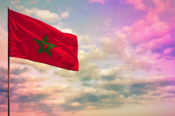 在色彩斑斓的云天背景上 飘扬的摩洛哥国旗与你的文字的地方成了模子 — 图库照片