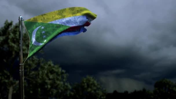 Kara Fırtına Kümülüs Bulutları Üzerinde Bayrak Sallayan Komoros Bayrağı — Stok video
