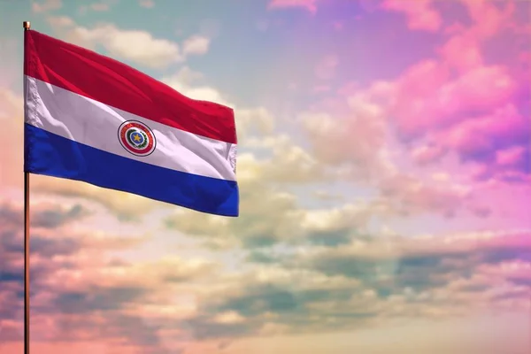 물결치는 파라과이의 깃발에는 형형색색의 구름낀 배경에 문자가 장소가 새겨져 — 스톡 사진