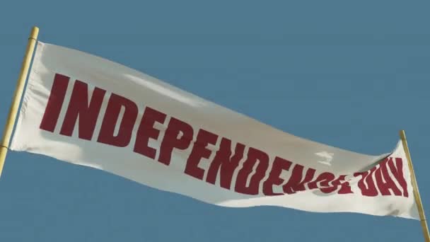 Dia Independência Bandeira Transparente Fundo Céu Azul Isolado — Vídeo de Stock
