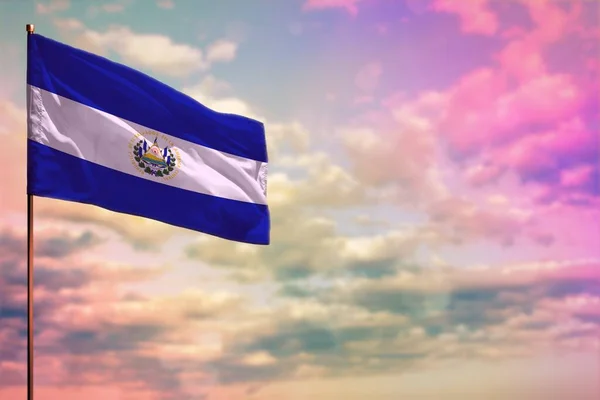 Machająca Makietą Flagi Salwadoru Miejscem Tekst Kolorowym Tle Zachmurzonego Nieba — Zdjęcie stockowe