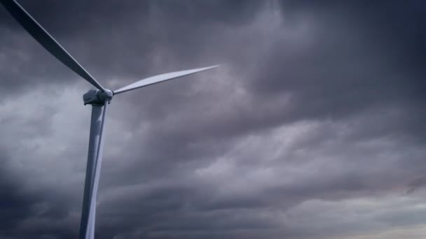 Generador Molino Viento Ecológico Alta Tecnología Sobre Fondo Nubes Masivas — Vídeos de Stock