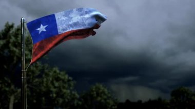 Kara fırtına kümülüs bulutlarında Anma Günü için Şili bayrağı sallıyor