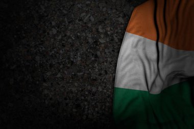 İrlanda bayrağının büyük kıvrımlı, koyu asfaltlı, içeriğiniz için bedava bir yeri olan harika koyu renkli çizimi - herhangi bir bayrak 3d illüstrasyonu