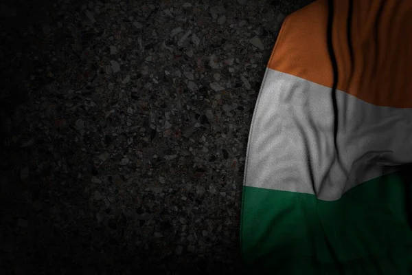 精美的爱尔兰国旗的深色插图 有很大的折叠 深色沥青上有免费的内容空间 任何宴会旗帜3D插图 — 图库照片