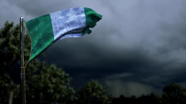 Kara Fırtına Kümülüs Bulutlarında Marş Günü Için Nijerya Bayrağı Sallıyor — Stok video