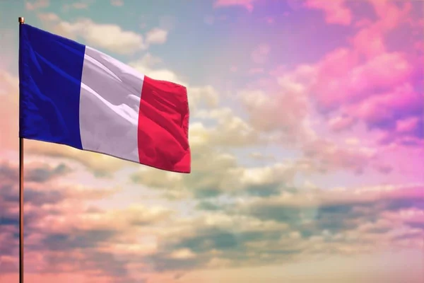 あなたのテキストのためにあなたのテキストのためにあなたのカラフルな曇った空の背景にフラッタリングフランス国旗モックアップ — ストック写真