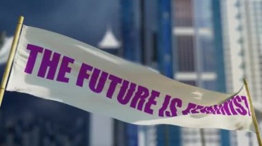 Feminist şeffaflık afişi Bokeh şehrinin arka planında