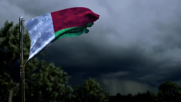 Machając Flagą Madagaskaru Dzień Pamięci Ciemnych Chmurach Burzy Cumulus — Wideo stockowe