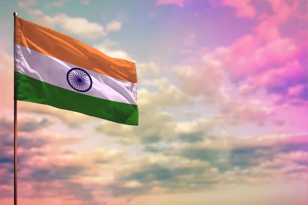 あなたのテキストのためにあなたのテキストのためにあなたのカラフルな曇りの空の背景にインドの旗のモックアップ — ストック写真