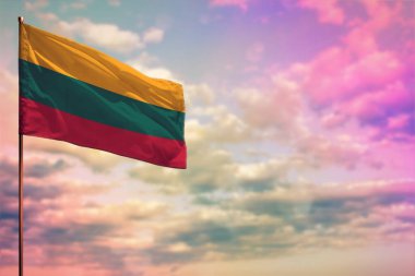 Dalgalanan Litvanya bayrağı renkli bulutlu gökyüzü arkaplanı üzerine yazdığınız metin için yer.