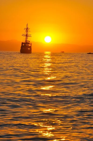 Navio pirata ao pôr do sol Fotos De Bancos De Imagens