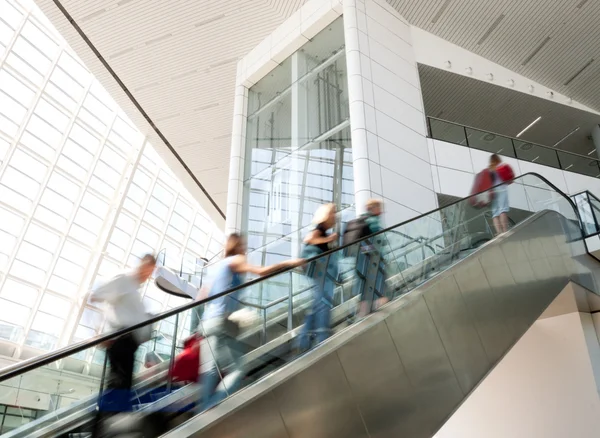 Flou en remontant l'escalator — Photo