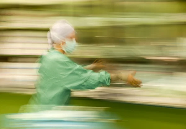 Enfermera borrosa corriendo ocupada trabajando — Foto de Stock