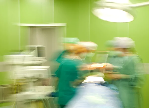 Cirurgiões de cirurgia turva ocupados — Fotografia de Stock
