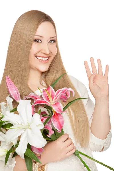 Sorridente xxl donna che tiene i fiori — Foto Stock