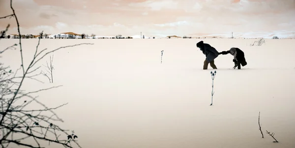 Winterschlacht verlor Paar — Stockfoto