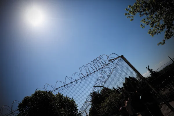 Gevangenis hek hemel zon — Stockfoto